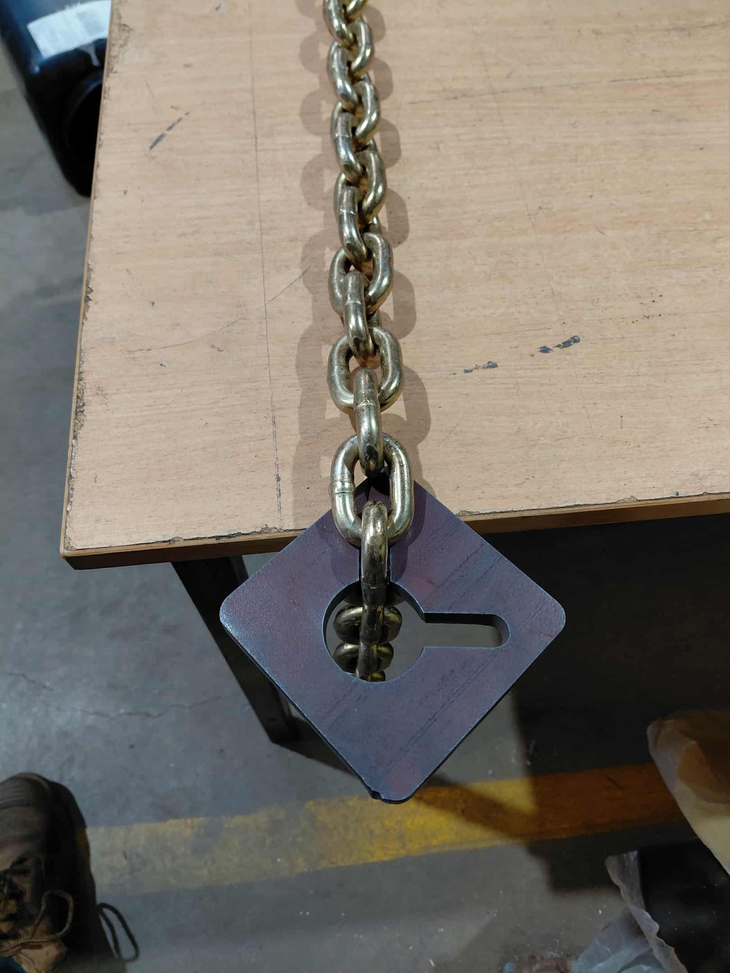 Chain restraint plate