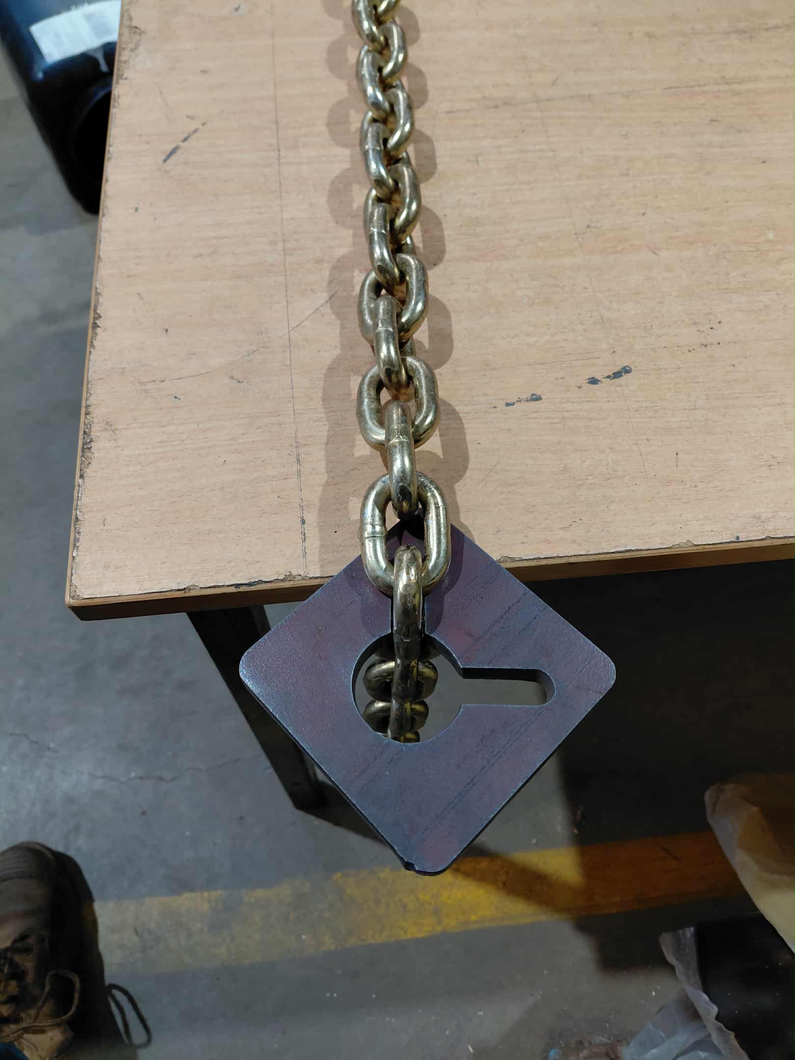 Chain restraint plate